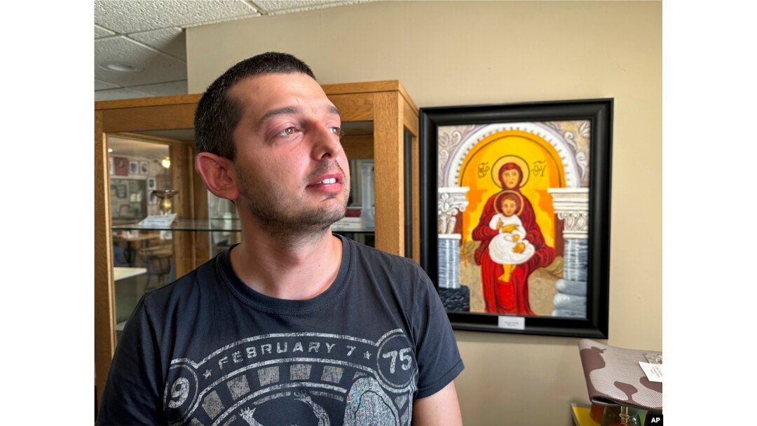 Dmytro Haiman mira por la ventana del Instituto Cultural Ucraniano en Dickinson, Dakota del Norte, el 17 de julio de 2023.