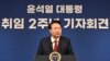 9일 윤석열 한국 대통령이 한국 용산 대통령실에서 취임 2주년 기자회견 중 기자의 질문에 답변을 하고 있다.