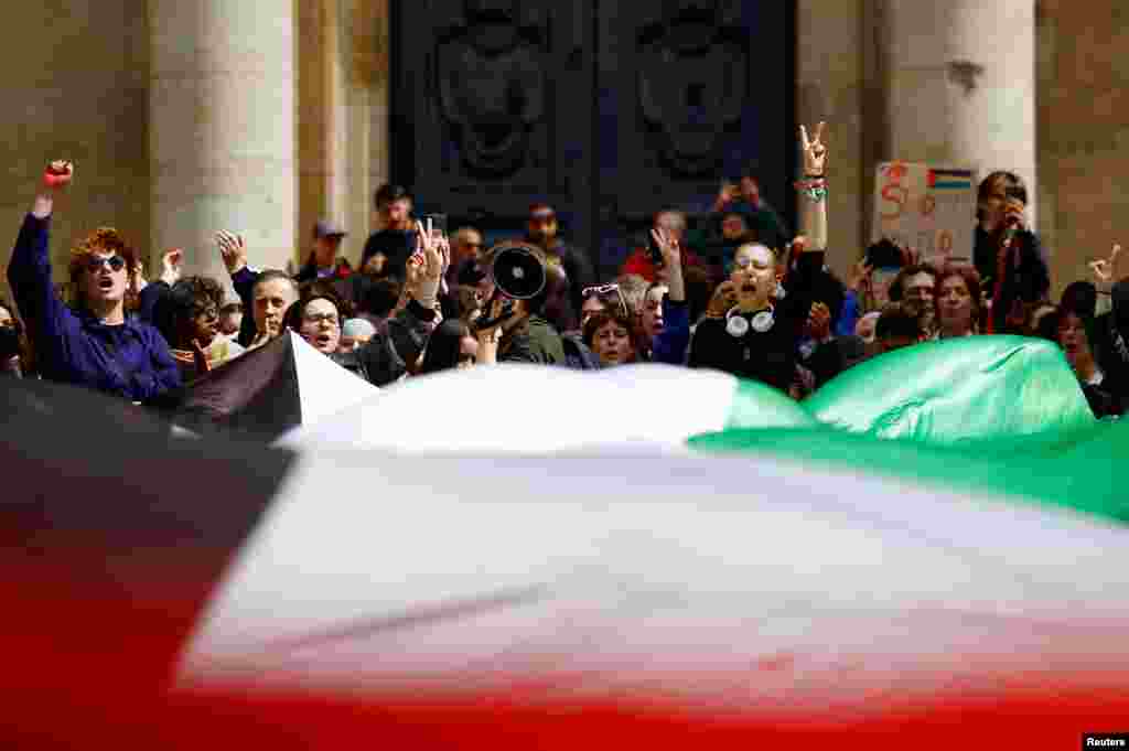 En París, frente a la universidad de la Sorbona, estudiantes se sumaron a las manifestaciones que piden el fin de la guerra entre Israel y Hamás. Participantes sostienen una bandera palestina, como muestra de apoyo a los palestinos en Gaza. 