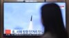 9일 한국 서울역에 설치된 TV에서 북한의 탄도미사일 발사 관련 뉴스가 나오고 있다.