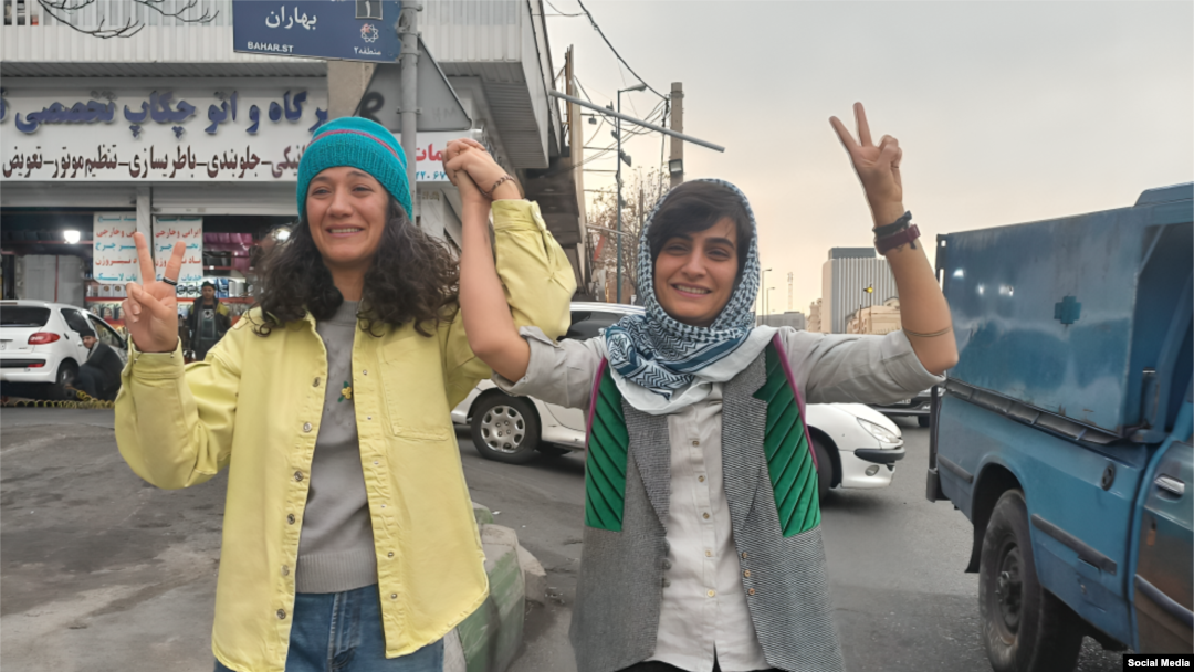 الهه محمدی (راست) و نیلوفر حامدی، پس از آزادی از زندان
