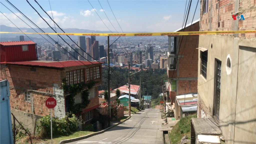 Algunas calles del barrio El Paraíso tienen lazos de seguridad que prohíben el paso a los sectores que se ubican en los cerros de la capital colombiana, como medida de prevención. 