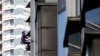 法国攀登高手阿兰·罗伯特（Alain Robert）为声援菲律宾的南中国海主权立场徒手爬上了菲律宾首都马尼拉金融区的一座47层高的摩天大楼。（2024年3月5日）