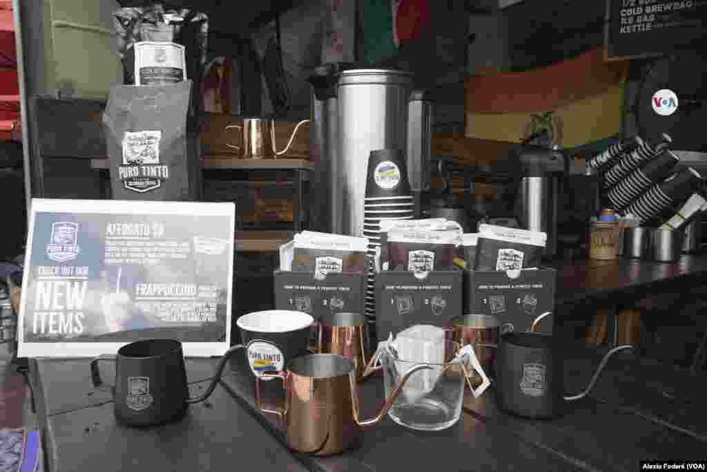 Exhibición de productos en Café Puro tinto, ubicado en el Yellow Green Farmers Market en Hollywood, Florida, el 10 de junio de 2023.