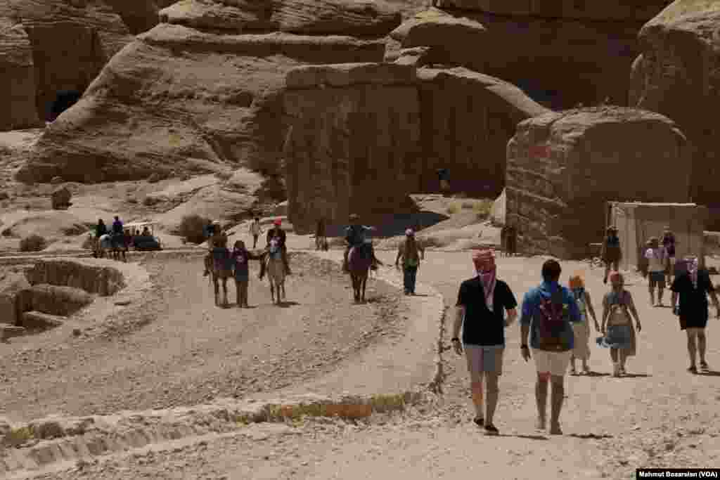 Petra ile ilgili ortaya atılan bir iddia ise Müslümanlar'ın ilk kıblesi olduğudur. İddia sahibi Orta Doğu ve erken İslam tarihine ilişkin araştırmalar yapan Kanadalı arkeolog ve yazar Daniel Gibson. Muaviye'nin ölümü sonrasında çıkan iç karışıklıklarda Kâbe Yezid'in askerlerince mancınıklar kullanılarak taşa tutulmuş ve yıkılmıştır. Gibson’a göre sözü edilen yıkım bugünkü Mekke şehrinde değil, bundan yaklaşık 1200 kilometre kuzeyde, Petra'da gerçekleşmişti.
