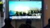 7일 한국 서울역에 설치된 TV에서 북한의 서해상 포사격에 관한 뉴스가 나오고 있다.