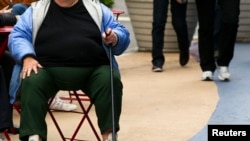Una mujer con sobrepeso es vista en Times Square en Nueva York, el 8 de mayo de 2012. EEUU lucha por seguir implementando medidas contra la epidemia de obesidad. 
