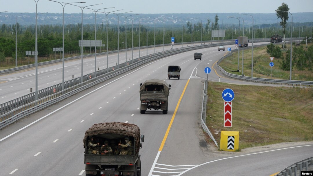 Autokolona ushtarake e grupit mercenar privat Wagner lëviz përgjatë autostradës M-4, e cila lidh kryeqytetin Moskë me qytetet jugore të Rusisë, afër Voronezhit, Rusi, Reuters