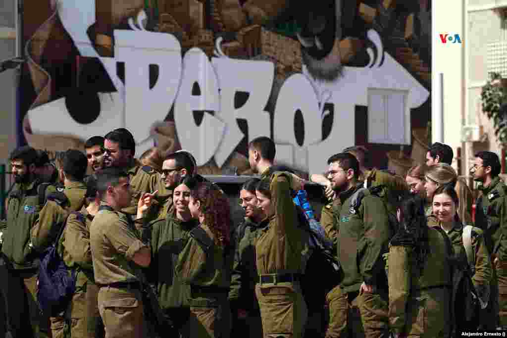 Grupos de reclutas del servicio militar visitan la ciudad de Sderot.