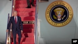 Rais wa Marekani Joe Biden akishuka ngazi katika ndege maalum ya Rais ya Air Force One. London, July 9, 2023.