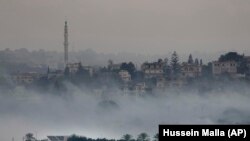 Fumo após ataque israelita cobre Dahaira, vila fronteiriça do Líbano com Israel, no sul do Líbano, 16 de outubro de 2023. O grupo militante Hezbollah tem como alvo uma posição israelita ao longo da fronteira