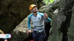 La proeza de un montañista amputado que conquista cumbres en Perú
