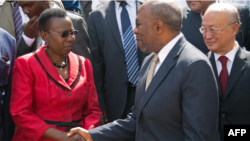 Waziri wa afya wa Uganda Ruth Aceng kushoto.