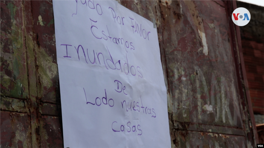 “Ayuda por favor estamos inundados de lodo”, dice un cartel en una de las paredes.