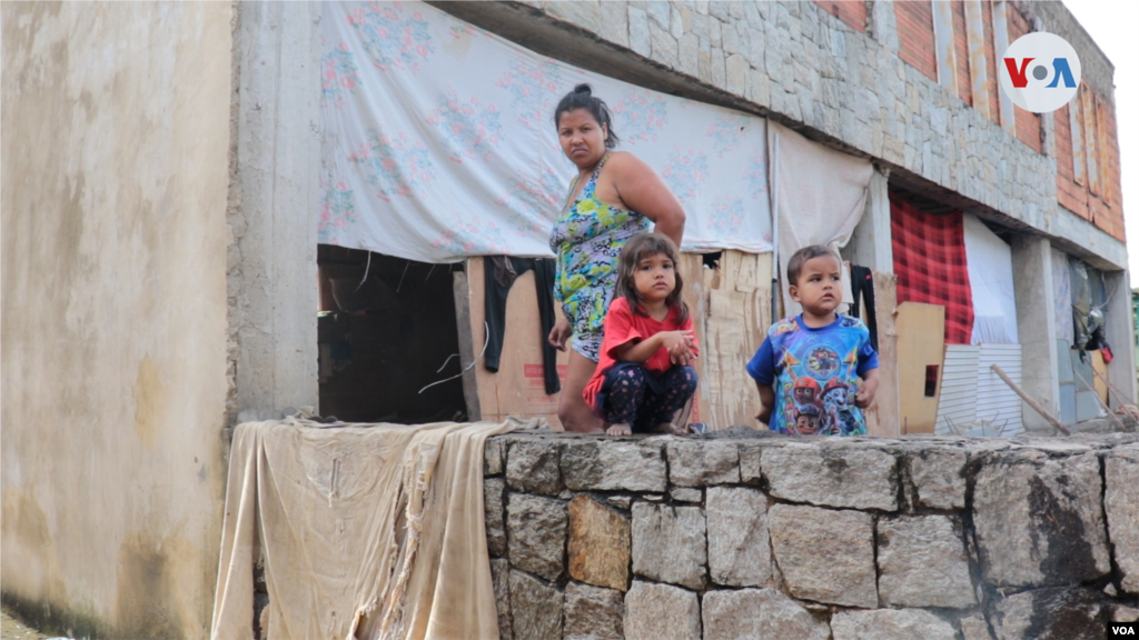 “Ayuda por favor estamos inundados de lodo”, indicaba un cartel pegado en una casa donde viven unas siete familias de bajos recursos en Maracay, Venezuela.