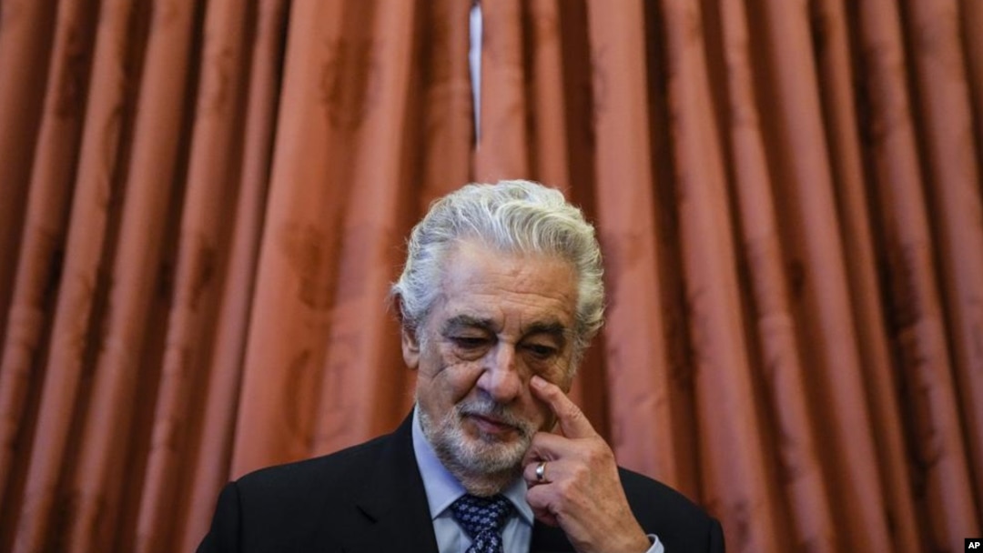 ARCHIVO - El tenor español Plácido Domingo asiste a una ceremonia de entrega de premios en el Teatro Real de Madrid, España, el 10 de junio de 2021.