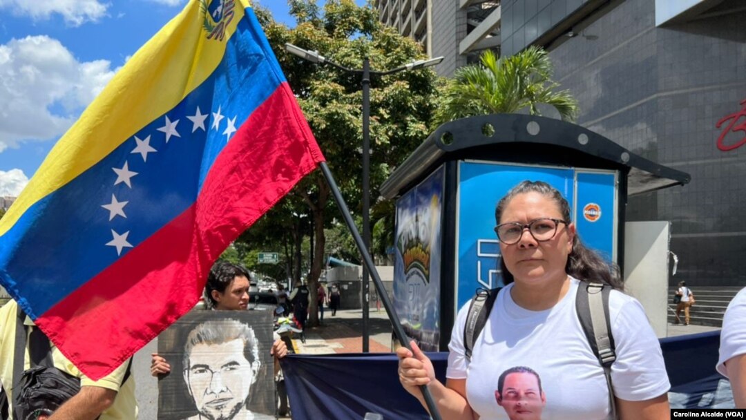 Diannet Blanco, expresa política, exige la liberación de su esposo, el activista humanitario Gabriel Blanco, detenido a principios de julio durante una manifestación en Caracas, Venezuela, el viernes, 12 de agosto de 2022.
