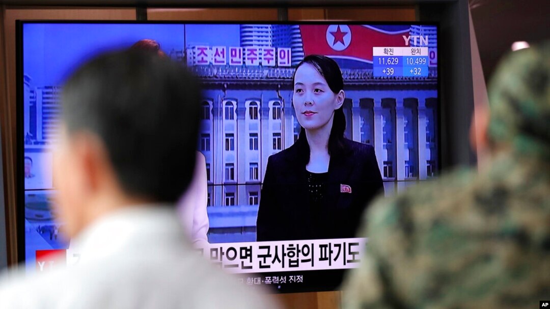 한국 서울역 이용객들이 김여정 북한 노동당 부부장 발언 관련 TV 뉴스를 시청하고 있다. (자료사진)