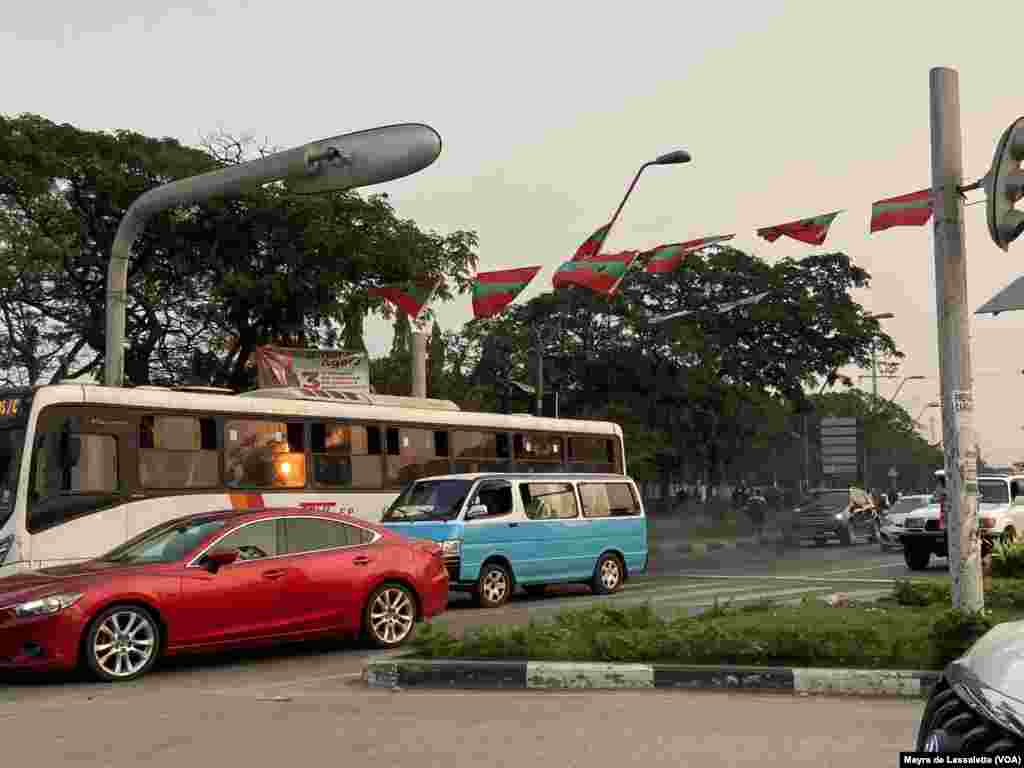 Carros passam por bandeiras da UNITA na Praça da Independência em Luanda.