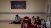 Familiares de pacientes ingresados ​​en el hospital infantil de Okhmadet se refugian de las bombas en el sótano del centro médico, en Kiev, Ucrania, el lunes 28 de febrero de 2022.