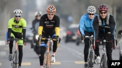2015年3月16日美國國務卿克里在騎車鍛煉。（資料照片）