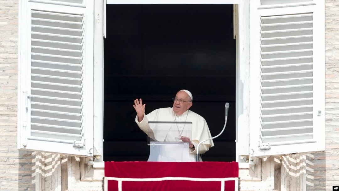 El papa Francisco saluda durante la oración del Ángelus del mediodía desde la ventana de su estudio con vista a la Plaza de San Pedro, en el Vaticano, el domingo 22 de septiembre de 2024. 