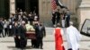 Sekey ansyen sekrete d'eta Madeleine Albright devan Katedral Nasyonal Washington nan apre fineray li, Mekredi 27 Avril 2022.