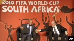 FIFA President Sepp Blatter, right , and South African President Jacob Zuma give a press conference in Johannesburg, 12-03-2010.