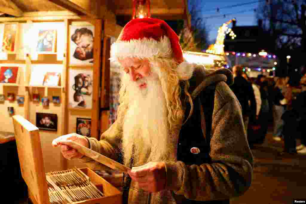 Un turista irlandés pasea con un gorro de Papá Noel en un mercado navideño de Ámsterdam, Holanda. 