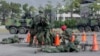 2023年1月6日，台灣總統蔡英文在嘉義的一個軍事基地視察時，台灣士兵進行演練。（照片由台灣總統府提供）