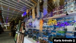 Las luces de Navidad de venta en los mercados de Centroamérica.