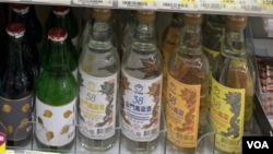 台灣一家商店陳列的金門高粱酒(美國之音鍾辰芳拍攝）