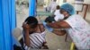 Foto Achiv: Yon travaye la sante bay yon moun piki Moderna kont COVID-19 la ke Ayiti jwenn gras ak donasyon inisyativ COVAX la, nan lopital Saint Damien nan Potoprens, 27 Jiye, 2021. 