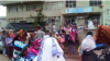 ቤት መፍረሱን የተቃወሙ ነዋሪዎች በአዲስ አበባ መስተዳድር ሴቶችና ሕፃናት ቢሮ አቤቱታ ሲያቀርቡ