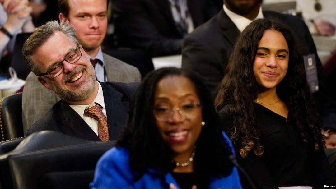 Patrick Jackson, esposo de la jueza Ketanji Brown Jackson, y su hija Leila reaccionan cuando la jueza responde una pregunta de la Comisión Judicial del Senado de EE. UU. en el Capitolioi en Washington, el 23 de marzo de 2022.