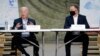 Prezidan Joe Biden ak Prezidan Polone a Andrzej Duda patisipe nan yon tab wond sou repons imanite a apre envazyon La Risi nan Ikren, Vandredi 25 Mas, 2022. 
