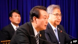 윤석열 한국 대통령이 지난달 13일 캄보디아 수도 프놈펜에서 열린 미한일 3국 정상회담에서 발언하고 있다.