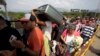 Venezolanos cruzan el puente internacional Simón Bolívar, en la frontera entre Colombia y Venezuela. 
