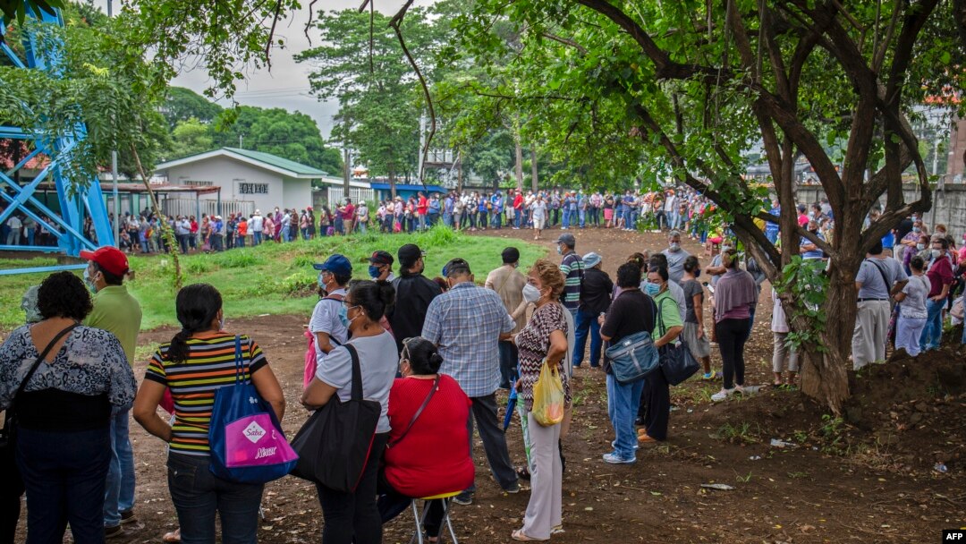 Cientos de nicaragüenses hacen largas colas por horas para vacunarse contra el COVID-19 en el Hospital Manolo Morales de Managua, el 4 de septiembre de 2021.