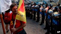 Es la primera huelga general contra el presidente Mauricio Macri. Con una inflación que superó el 40 por ciento en el 2016, los trabajadores reclaman ajustes salariales que compensen la pérdida de poder de compra que sufrieron sus salarios en el último año. 