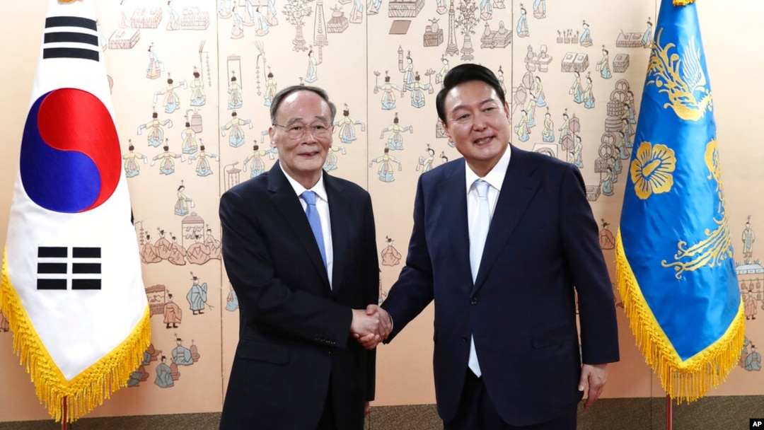 10일 취임한 윤석열 한국 대통령(오른쪽)이 중국 정부 축하사절단으로 방한한 왕치산 국가 부주석과 서울 용산 대통령실 접견실에서 만났다.