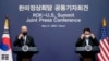 Prezidan Ameriken Joe Biden a goch, ak Prezidan Sid Koreyen an Yoon Suk Yeol mete mask yo apre yon konferans pou lapres nan Kay Pep la, andedan Ministe Defans Nasyonal Kore di Sid, Samdi 21 Me 2022. 