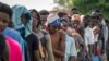 Migran Ayisyen fè la ke pou pran ti dejene nan yon sant pwovizwa nan Sierra Morena, pwovens Villa Clara peyi Kiba, Jedi 26 Me 2022. 