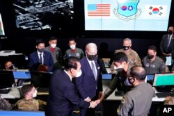 방한 중인 조 바이든 미국 대통령과 윤석열 한국 대통령이 22일 오산 미 공군기지에 있는 항공우주작전본부(KAOC) 작전조정실을 찾아 장병들을 격려했다.