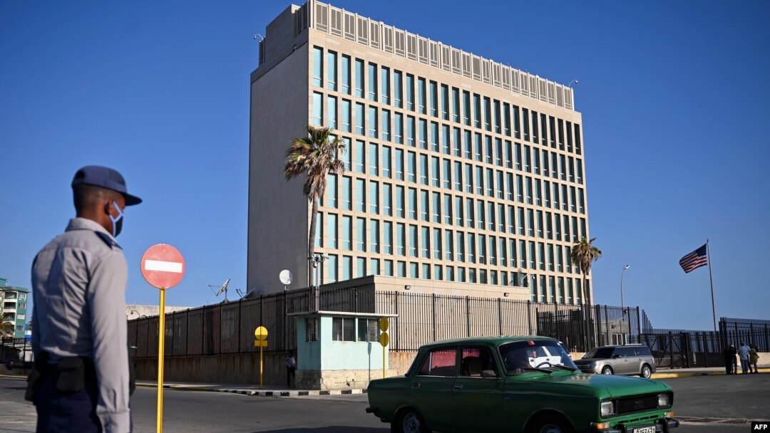 En esta foto de archivo tomada el 3 de mayo de 2022, un oficial de policía hace guardia frente a la embajada de Estados Unidos en La Habana, el día que el consulado reanudó la emisión de algunos servicios de visas de inmigrantes que habían sido suspendidos desde 2017.