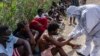 Yon migran Ayisyen resevwa swen yon dokte nan yon kan pwovizwa kote yo mete yon gwo gwoup Ayisyen ki rive sou kot peyi a nan yon bato. Migran yo sitye nan Sierra Morena nan pwovens Villa Clara, Kiba. 
