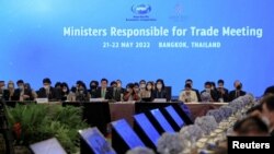 亚太经合组织（APEC) 经贸部长级会议5月21日至22日在泰国曼谷召开。当俄罗斯经济发展部长列舍特尼科夫（Maxim Reshetnikov）准备发言时，美国贸易代表戴琪率领加拿大、新西兰、日本和澳大利亚的贸易部长集体离席表示抗议。-路透社照