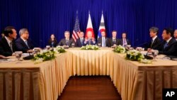 조 바이든 대통령과 윤석열 한국 대통령, 기시다 후미오 일본 총리가 지난해 11월 캄보디아 수도 프놈펜에서 3국 정상회담을 개최했다.