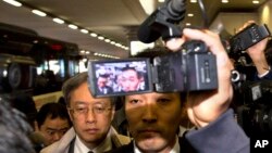 지난 10월 중국 베이징 공항에서 북-일 협의를 마치고 귀국길에 오른 일본 외무성의 이하라 준이치 아시아대양주 국장 주변으로 취재진이 몰려들었다.