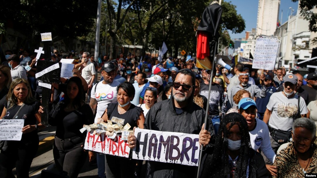 Los venezolanos luchan a diario con problemas surgidos de la crisis económica, que afectan su calidad de vida y su estabilidad emocional, afirman los expertos.